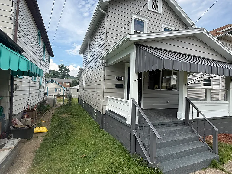 921 1st Ave — Photo 25