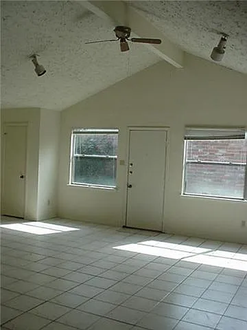 3 bed, 2.0 bath, 1356 sqft, $1,699 — Photo 3