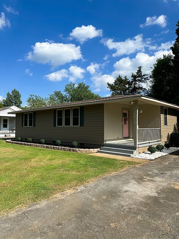 2206 Bide A Wee Dr NE - Property Image