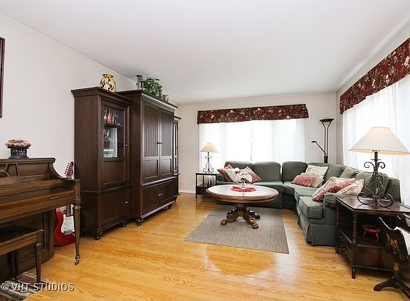 2nd image of 1821 Somerset Ln