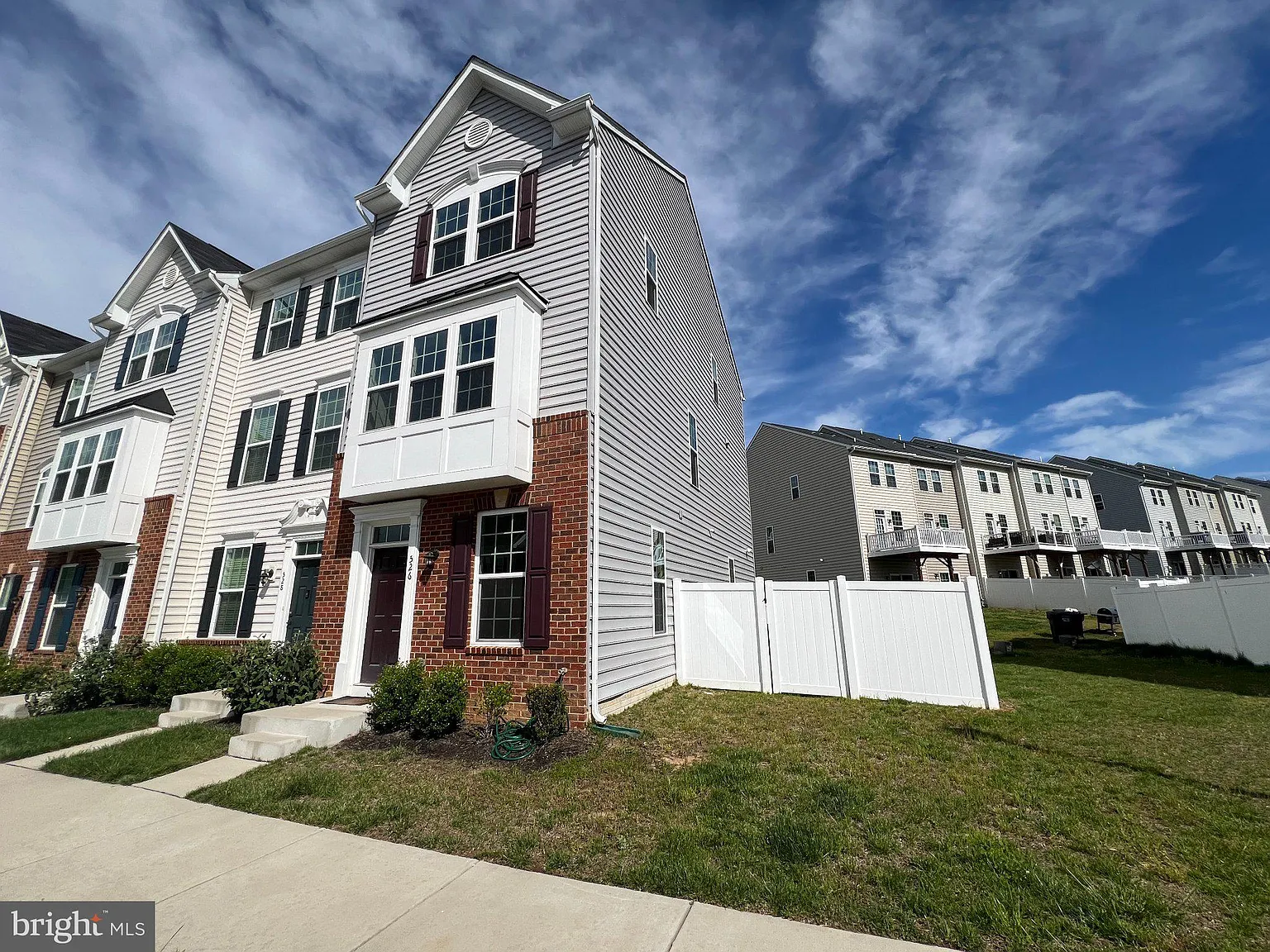 3 bed, 3.5 bath, 1938 sqft, $2,500 — Photo 1