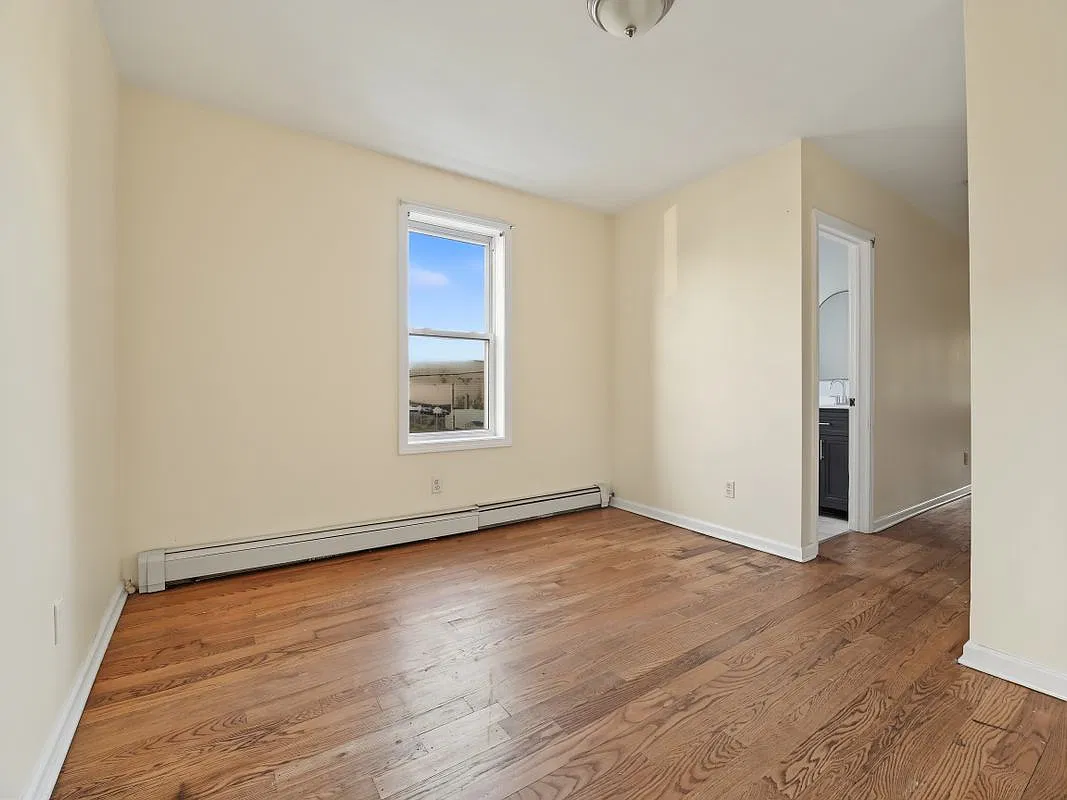 3 bed, 1.5 bath, 1297 sqft, $2,650 — Photo 4