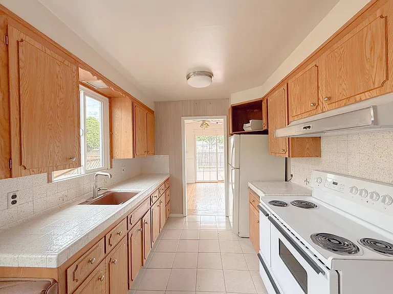 1226 Margery Ave — Photo 10
