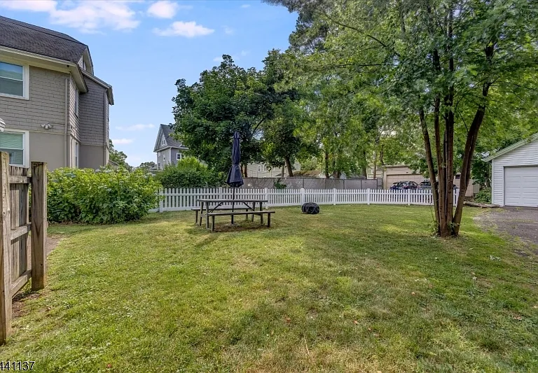 44 Walnut Cres — Photo 24