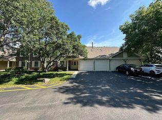 221 Blossom Ct, Buffalo Grove, IL 60089
