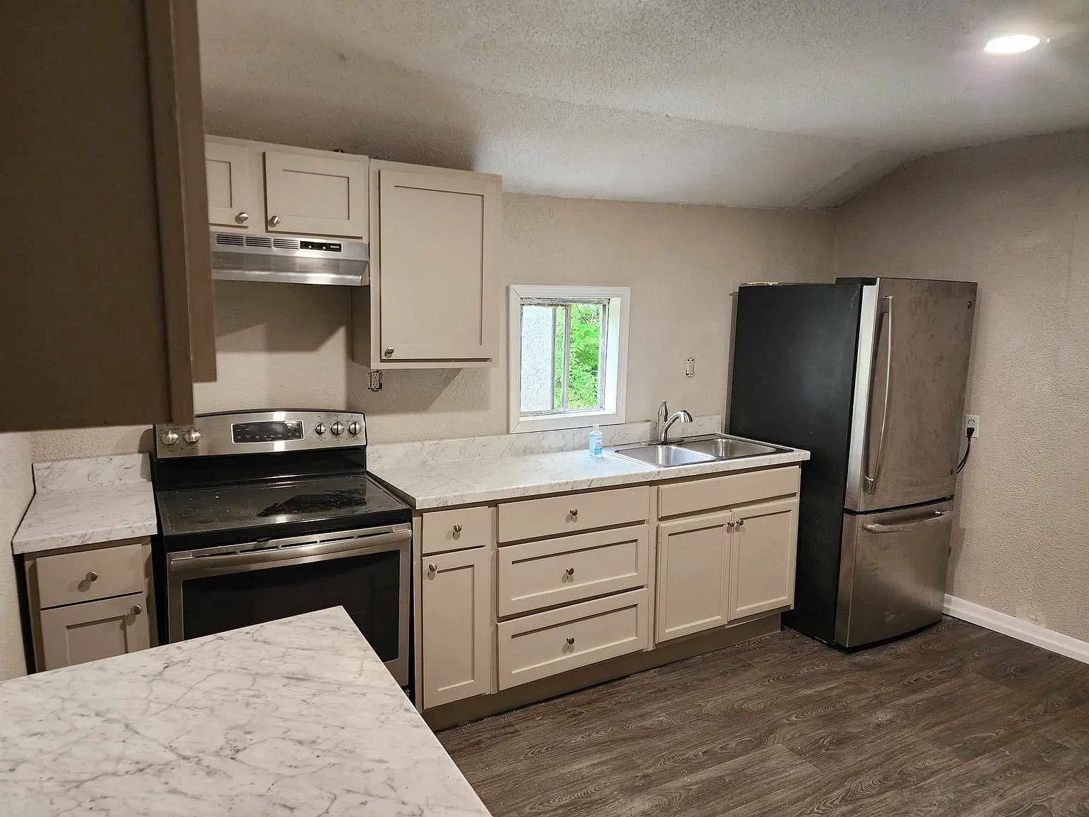 3 bed, 1000 sqft, $950 — Photo 3