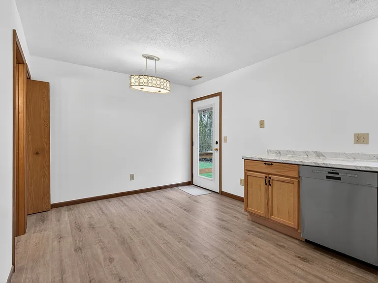 506 Seagraves Ave — Photo 9