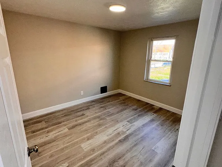 148 S Powell Ave — Photo 9