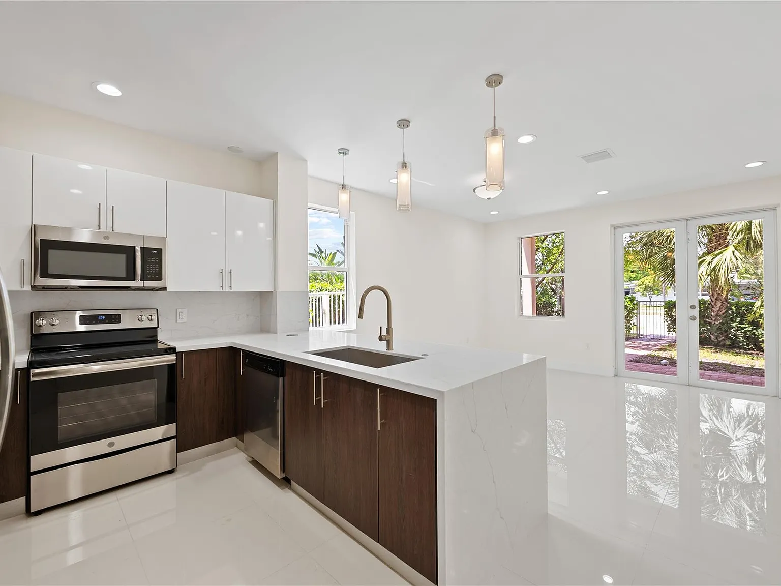 4 bed, 3.5 bath, 2120 sqft, $5,000 — Photo 2
