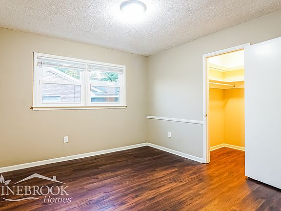 3rd image of 2109 E Aberdeen Dr