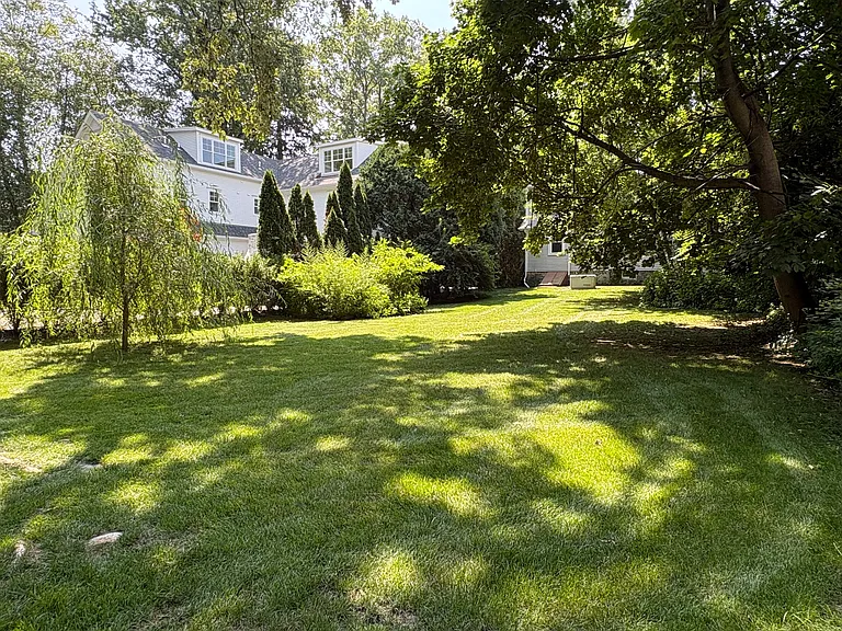 58 Benjamin St — Photo 32