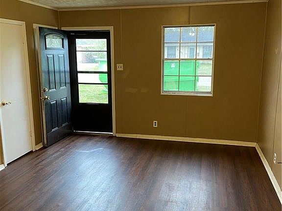 2nd image of 2936 Hillcrest Dr