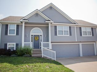 1901 NW Hedgewood Dr, Grain Valley, MO 64029