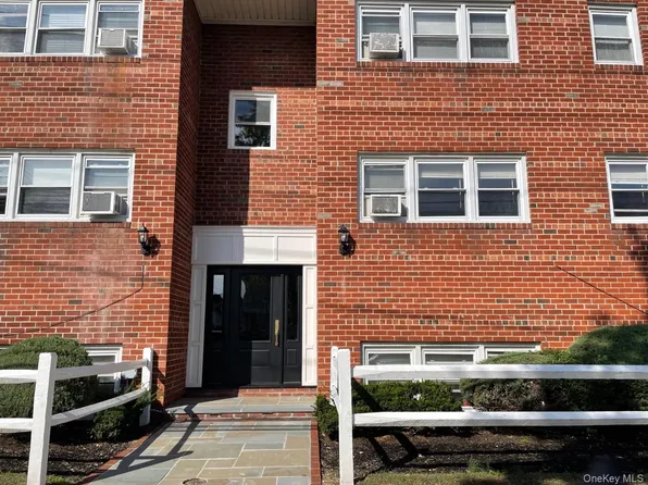 133 Dubois Ave, Valley Stream, NY
