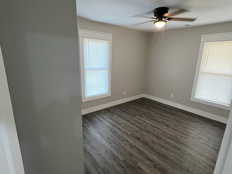 212 W Mill St — Photo 13