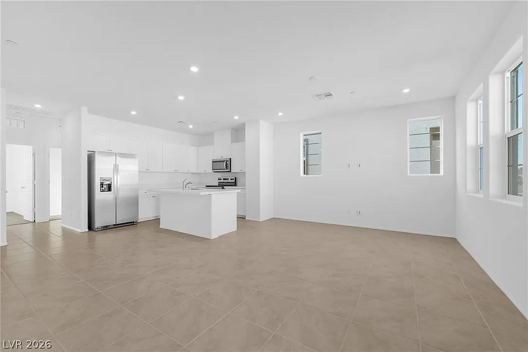 3 bed, 2.0 bath, 1364 sqft, $2,300 — Photo 4