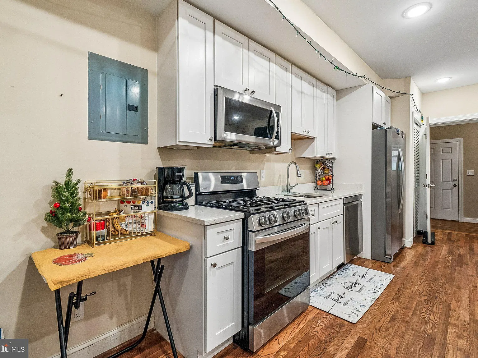 2 bed, 1.0 bath, 900 sqft, $2,200 — Photo 2