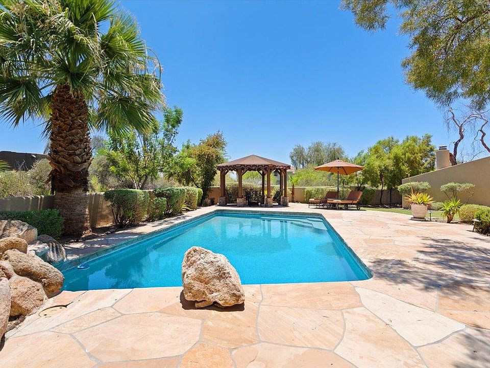 Large patio for all your relaxing needs!