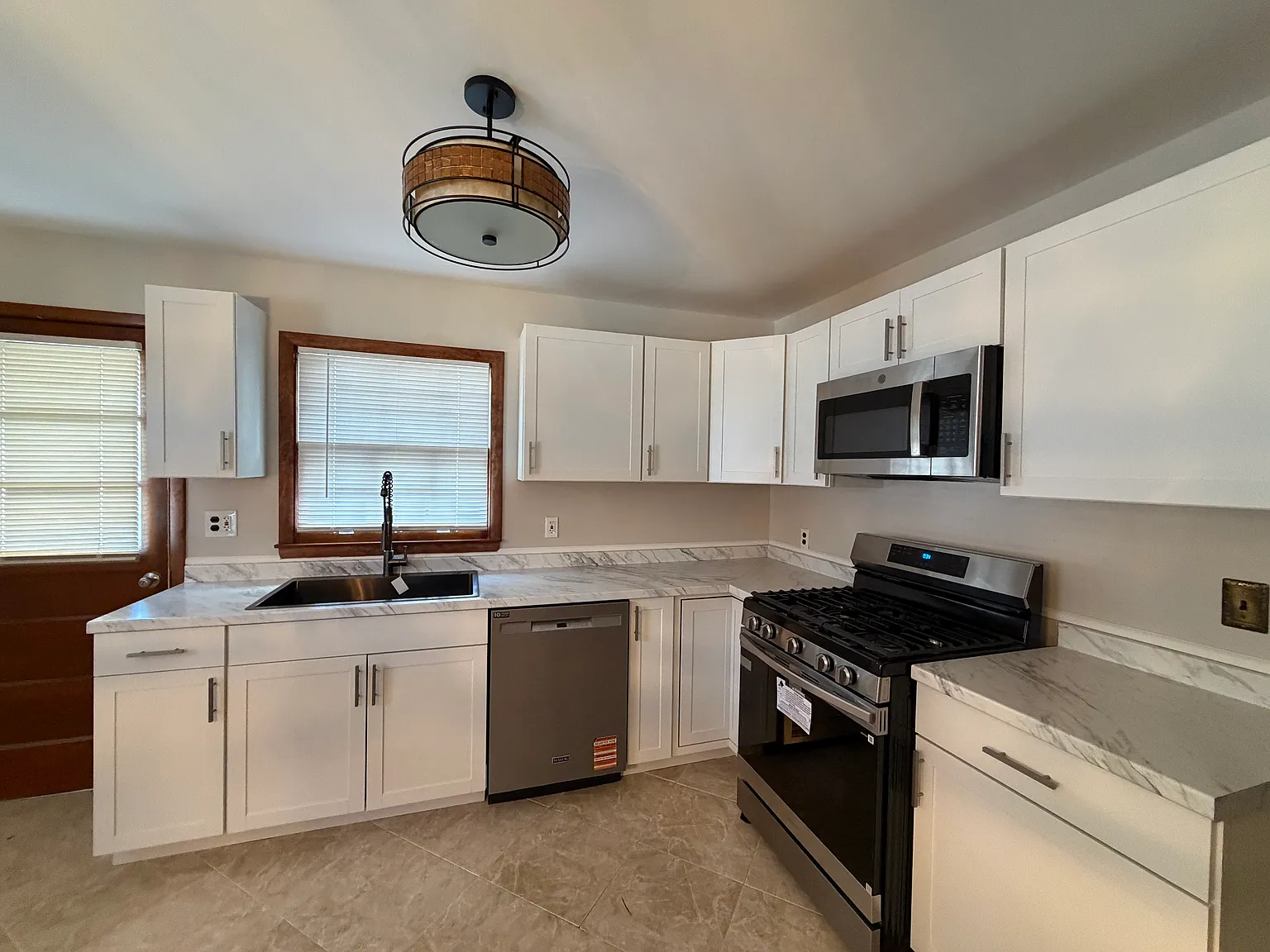 4 bed, 2160 sqft, $5,000 — Photo 3