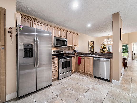 2nd image of 2102 Maplewood Dr