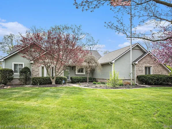 7718 Thunder Bay Dr, Pinckney, MI 48169