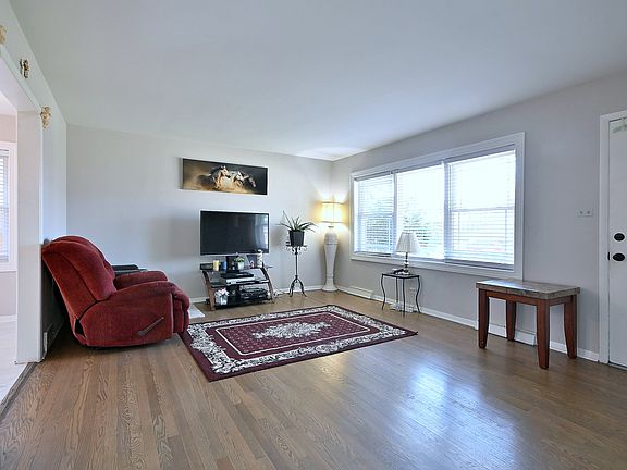 2nd image of 341 Iroquois Rd