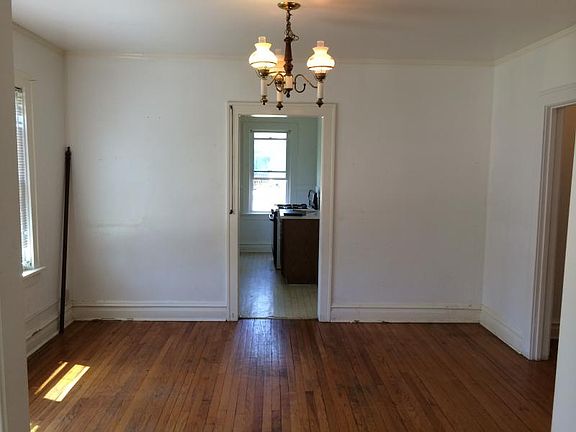 5th image of 1100 N Poplar St