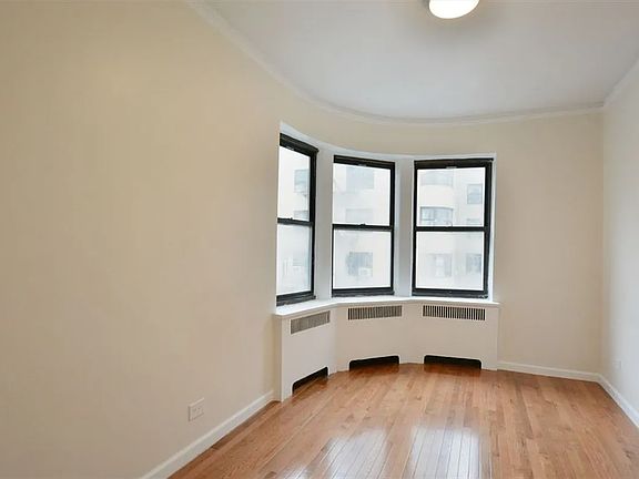 4th image of 910 Sheridan Ave APT 4K