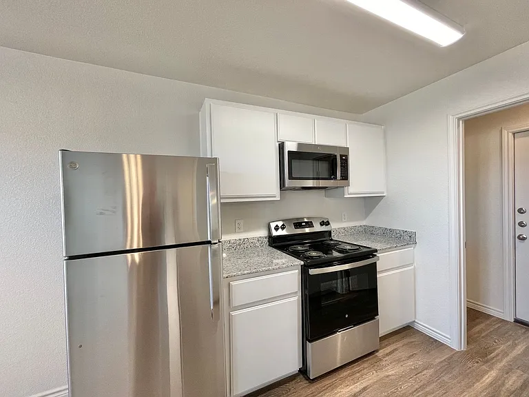 1708 Castroville Trl — Photo 11