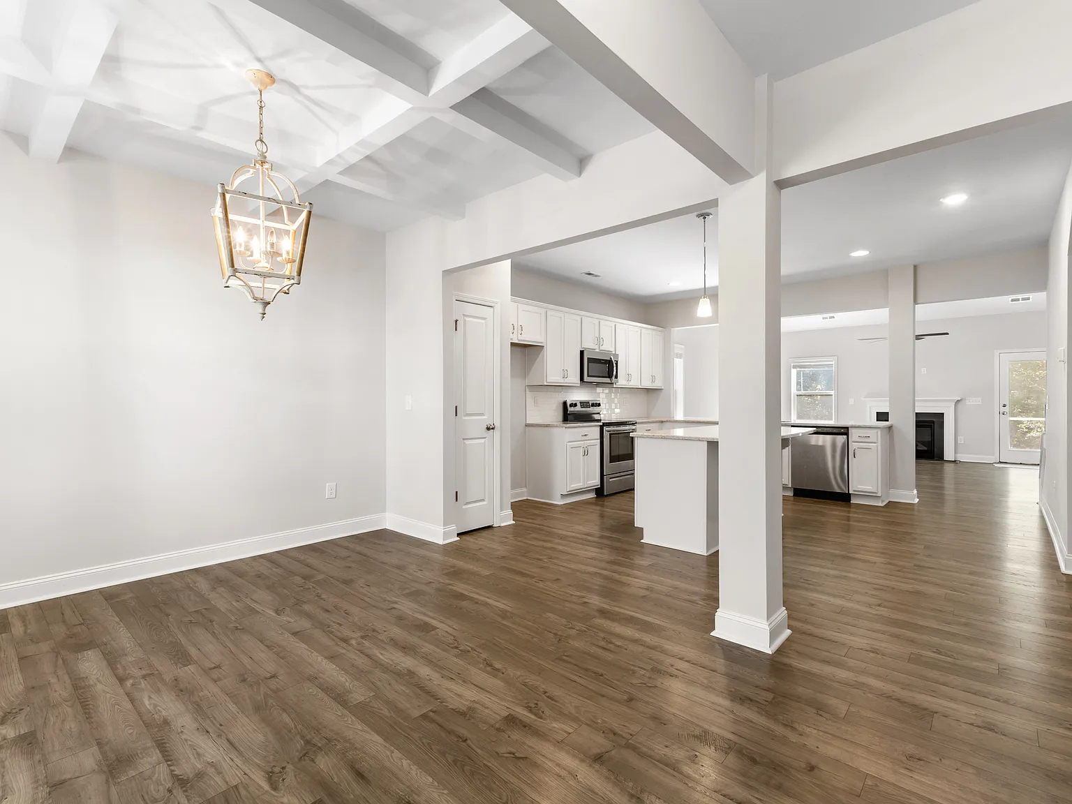4 bed, 2.5 bath, 2418 sqft, $3,000 — Photo 2