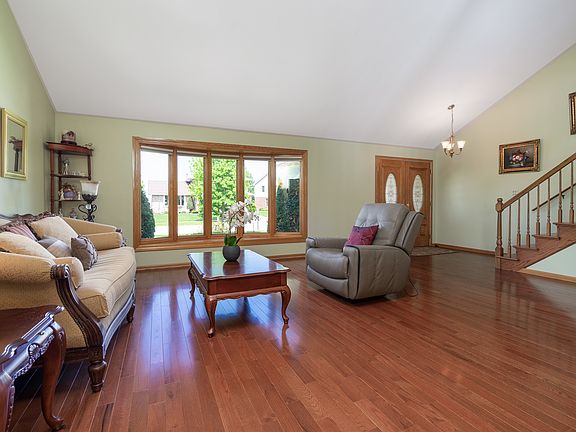 3rd image of 16737 Richards Dr