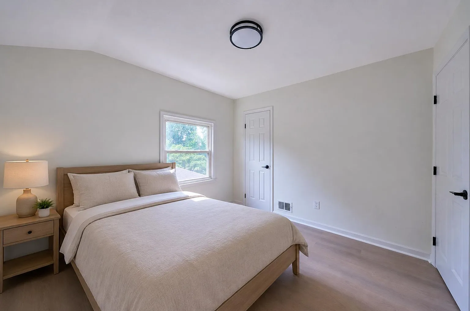 4 bed, 2.5 bath, 2070 sqft, $1,274 — Photo 1