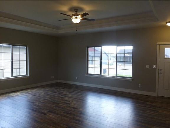 4th image of 909 Sandcherry St