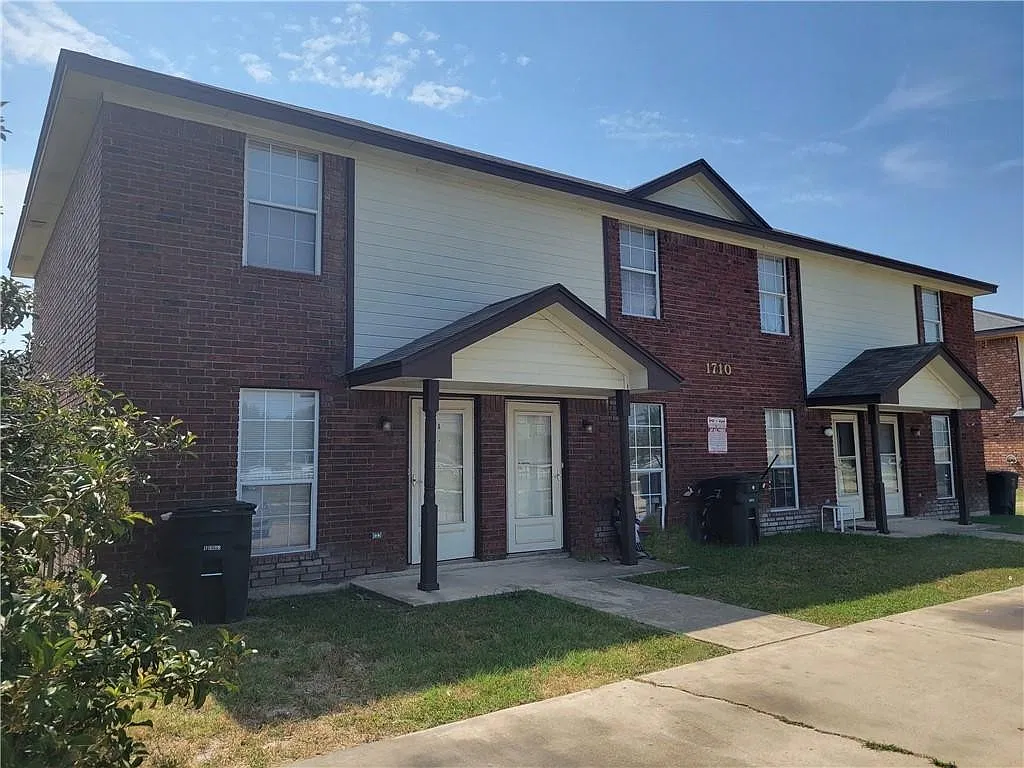 2 bed, 1.5 bath, 886 sqft, $950 — Photo 2