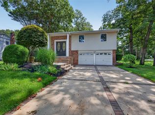 11 Penguin Lane, Commack, NY 11725