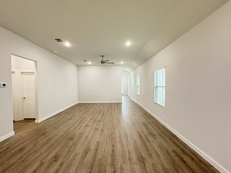 120 Greenbriar Dr — Photo 2