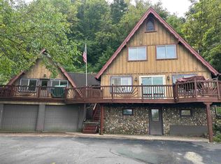 1892 Great River Rd, Lansing, IA 52151