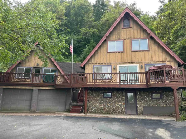 1892 Great River Rd, Lansing, IA 52151