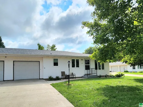 1130 1st Ave SE, Sioux Center, IA 51250