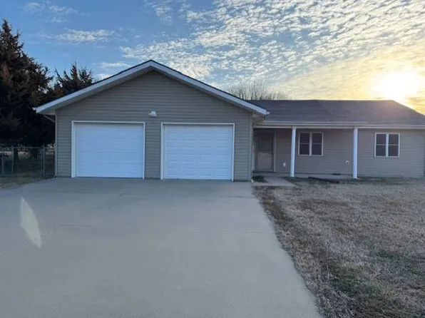 411 Briarwood Dr, Iola, KS 66749