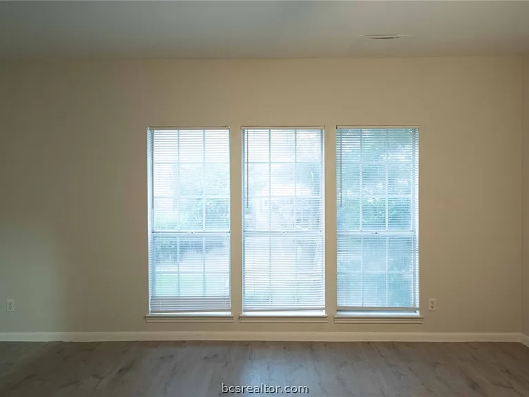 400 Nagle St #105 — Photo 3