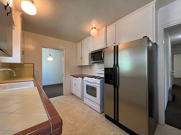 Stainless refrigerator with ice maker