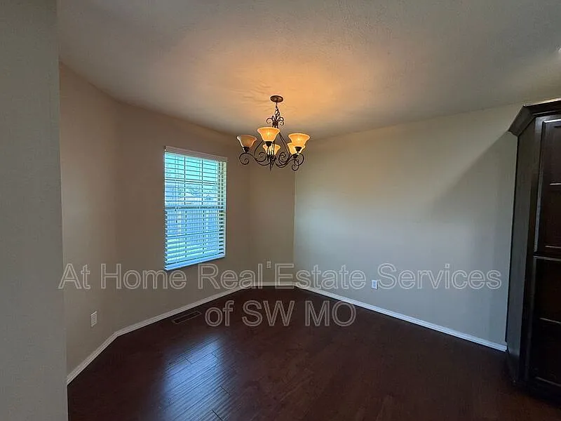 3 bed, 2.0 bath, 1308 sqft, $1,625 — Photo 3