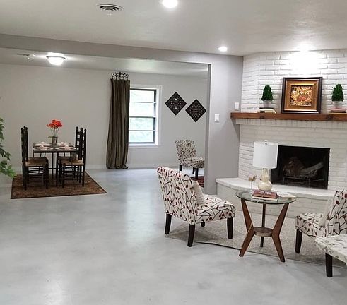 4th image of 3615 Rockview Dr