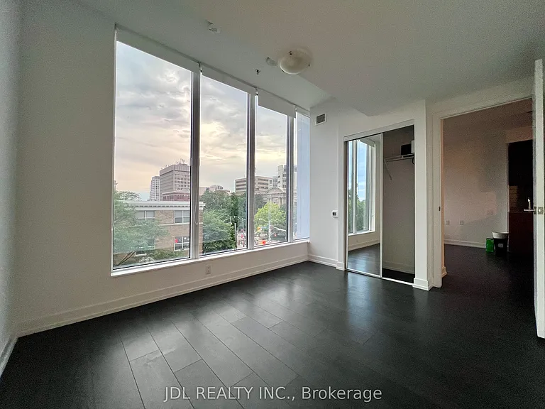 203 College St #402 — Photo 4