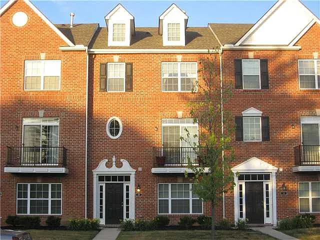3 bed, 3.5 bath, 1830 sqft, $2,500 — Photo 2