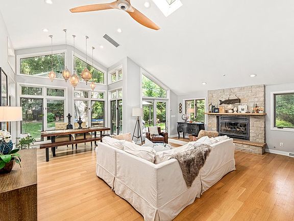 4th image of 2045 Hawthorne DRIVE
