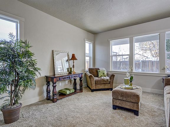 3rd image of 2674 N Larchmont Ave