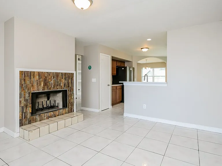 305 Palmview Ct — Photo 6