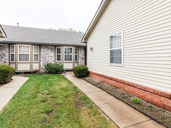 3rd image of 1854 N Kenwyck Dr